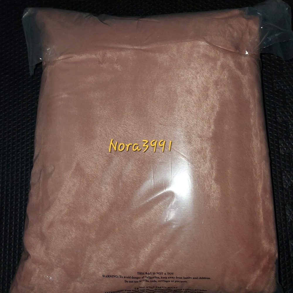 Victoria Secret Faux Fur Blanket NIP - Picture 5 of 6